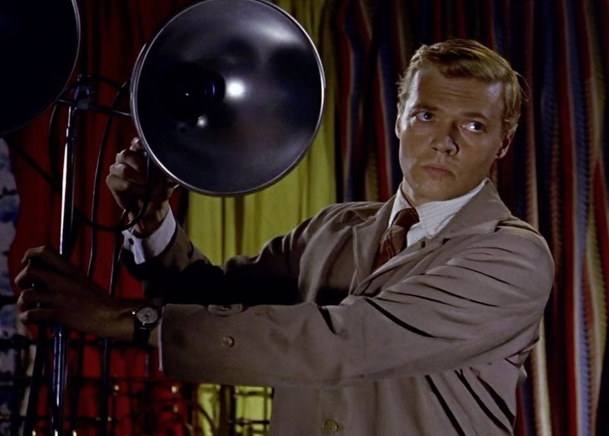 Peeping-Tom_02-copy_main