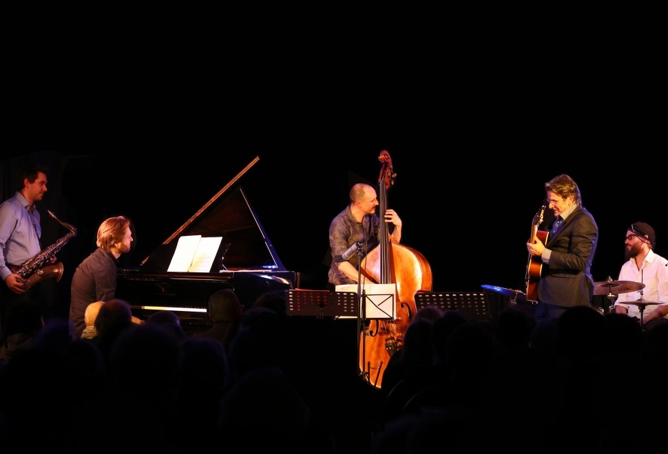 Roberto-Bossard-New-Group-c-Thomas-B-nnigmann-small_main