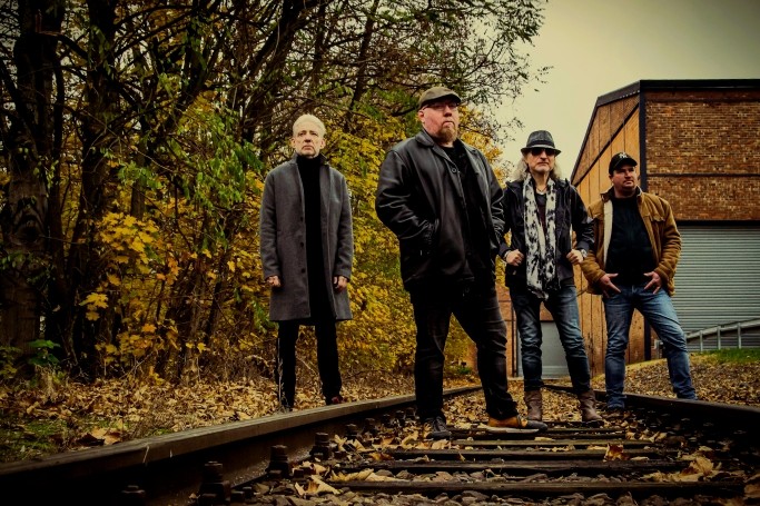 The-Blind-Dog-Mayer-Group-press-pic-c-Laura-Schamari-small_main