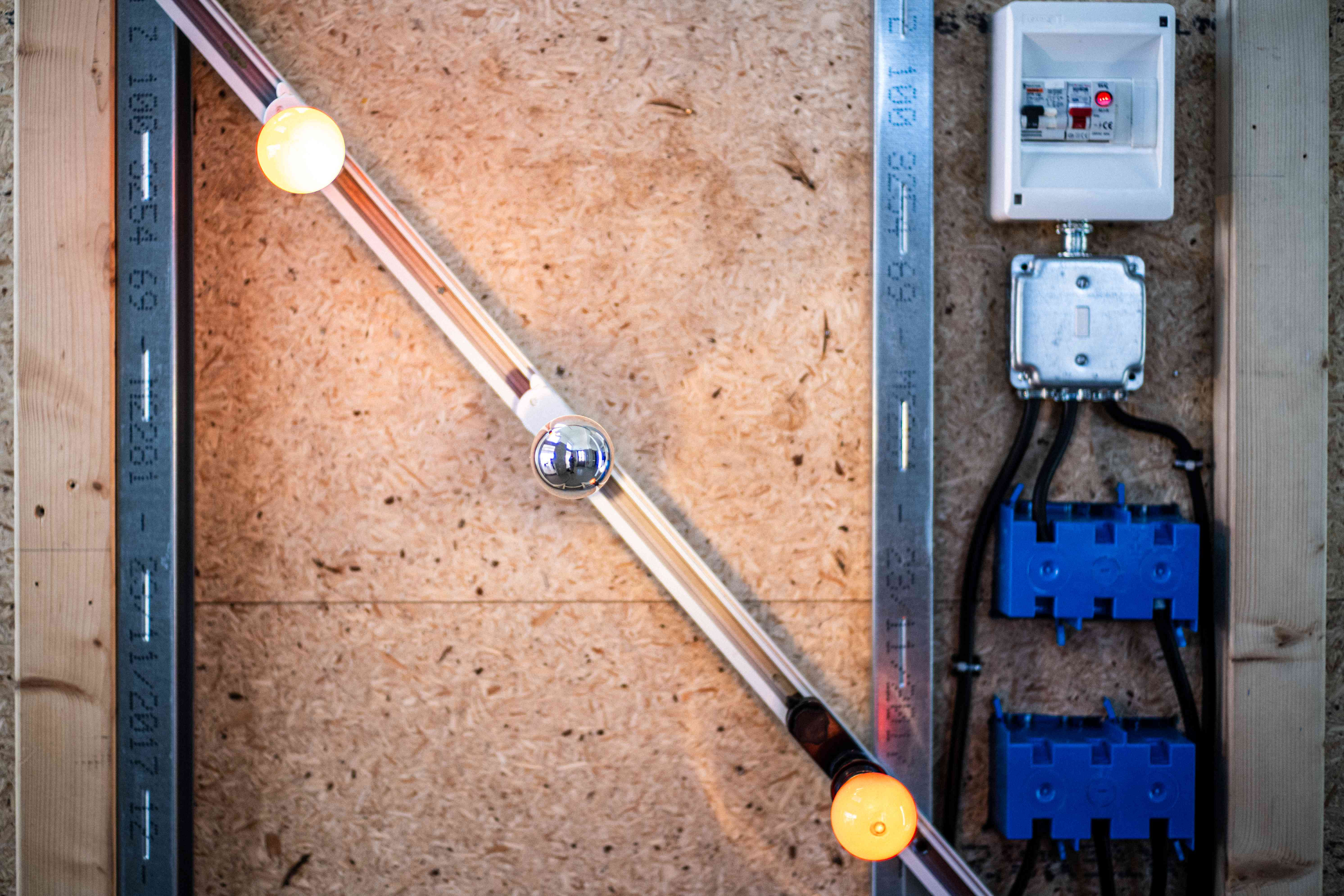 for-20fake-20light-2027-03_main