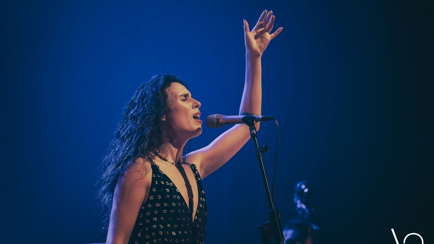 daphne-kritharas_vassie_20241017_1652_dxo_photoshop-2-sigle-blanc-se_main