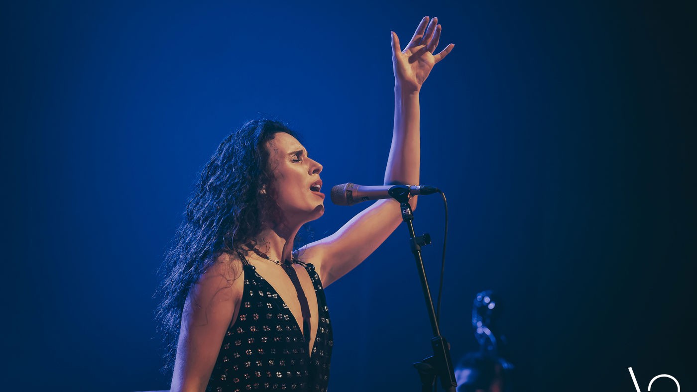 daphne-kritharas_vassie_20241017_1652_dxo_photoshop-2-sigle-blanc-se