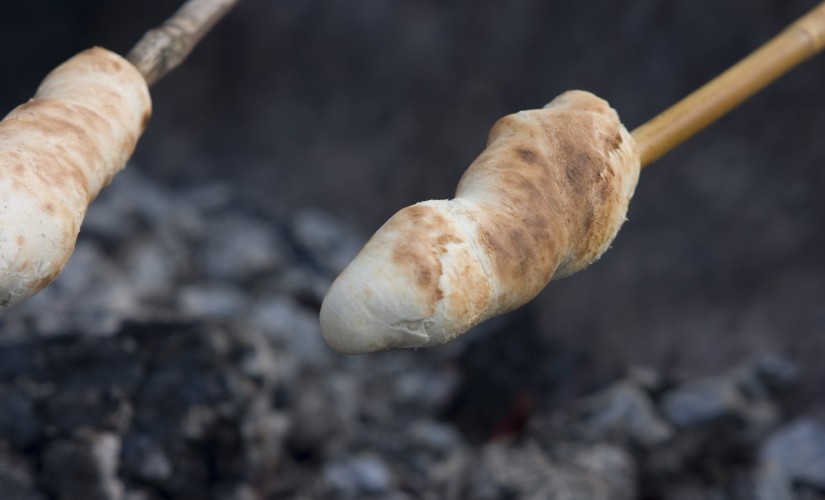 Bread_on_a_stick_-3891552257-S-van-der-Wel_main