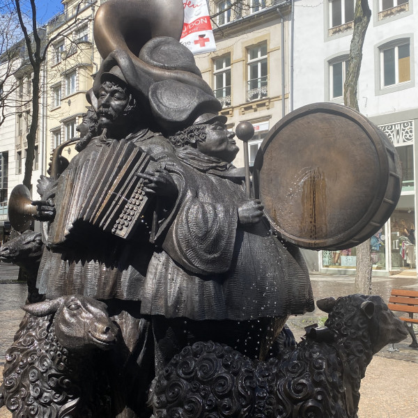 Roude Pëtz sculpture Will Lofy
