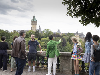 Groupe de visiteurs regardant la vue sur le bâtiment BCEE