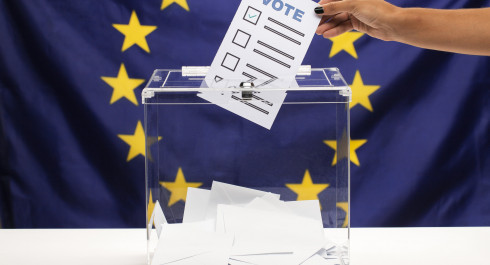 vote-bulletin-held-by-hand-being-put-into-ballot-box_-c-Freepik-min-1-_main