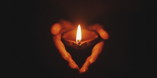 mains-bougie_main