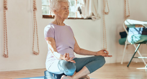femme-agee-yoga-meditation-et-bien-etre-assise-sur-le-sol-dans-une-salle-de-sport-ou-un-club-de-fitness-1536x1039_main