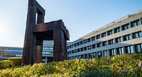 Stuhlstatue vor der Europäischen Investitionsbank