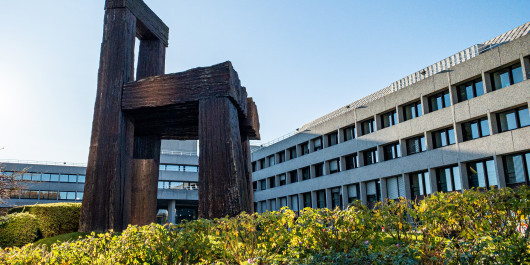Stuhlstatue vor der Europäischen Investitionsbank