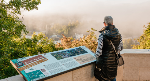 Visiteur observant la vue