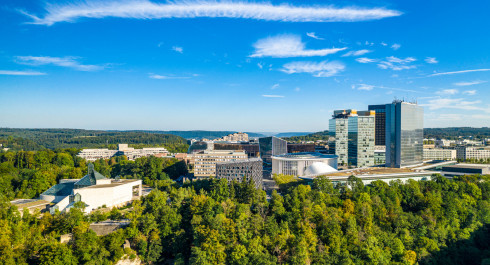 Blick auf die Gebäude des Kirchberg-Plateaus