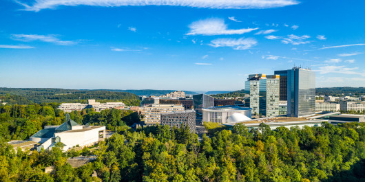 Blick auf die Gebäude des Kirchberg-Plateaus