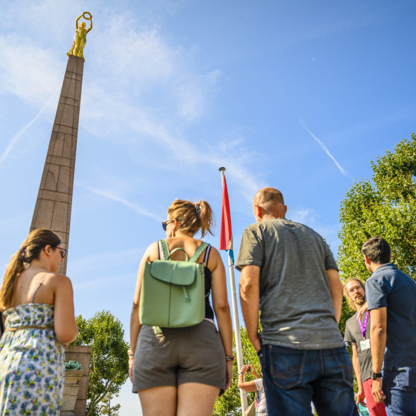 Groupe de visiteurs devant la Gëlle Fra