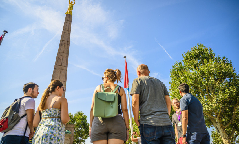 Group of visitors in front of the Gëlle Fra