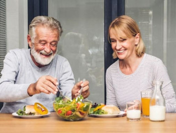 alimentation-personne-ag-e-min-min_main